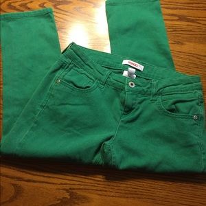 Like new! Green Bongo capris.
